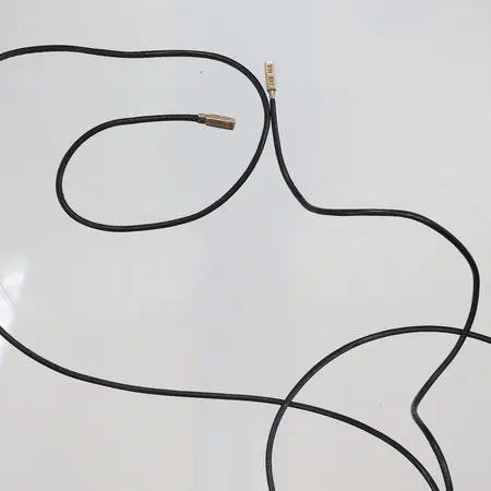 Halsband i läder med avslut i guld Pandora längd 100cm 14K bruttovikt 3,6g 