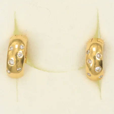 Ett par örhängen med diamanter 2x ca 0,02ct, 10x ca 0,01ct, Ø11mm bredd 4mm, 18K Vikt: 4,6 g