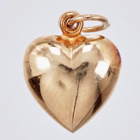 Hänge hjärta längd: ca 1,5cm bredd: ca 11mm buckligt/repigt 18K  Vikt: 0,7 g