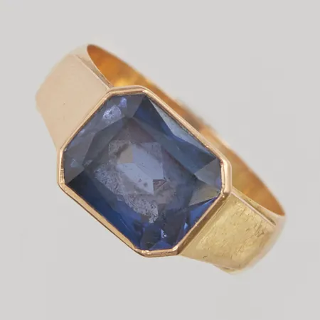 Ring, blå sten, Ø19, bredd: 5,8-9,5mm, 18K, 6,2g.