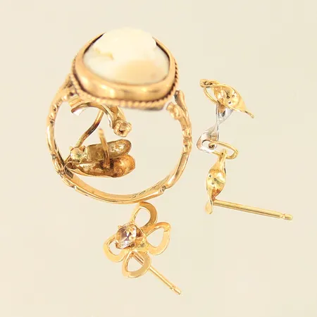 Guldsmycken, vita stenar, delvis vitguld, udda, buckliga, defekta, 18K  Vikt: 5,2 g