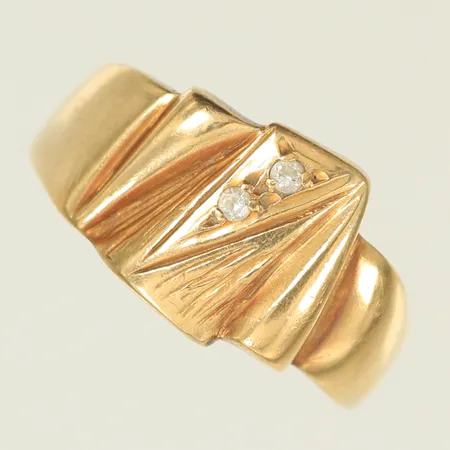 Ring med vita stenar, stl ca 18¼, bredd 3-11mm (repig, sliten) 18K, 3,5g 