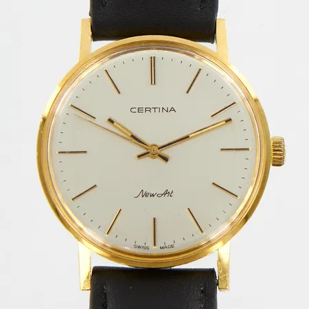 Herrur Certina New Art 18K, automatisk, Ø33mm, gravyr, läderband 23cm, repor på glas, hack på klor, bruttovikt 33,8gram, inga tillbehör. 