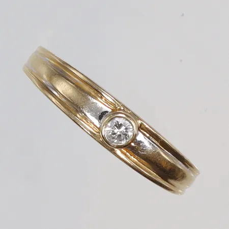 Ring med diamant 1xca0,06ct stl 17 bredd 1,5-4mm, slitage 18K Vikt: 2,1 g
