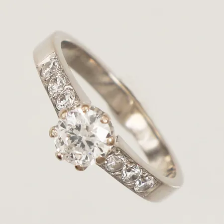 Ring med vita stenar, stl 17¼, bredd 2,5-6,5mm, skadade stenar, vitguld, 18K  Vikt: 4,4 g