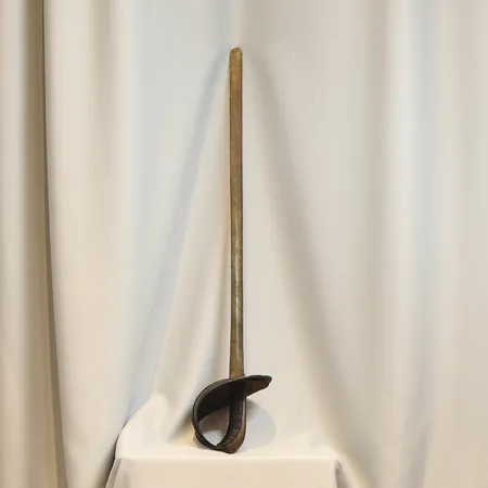 Övningssabel märkt F.H 1800-tal längd ca 85 cm, med slitage  Skickas med postpaket.