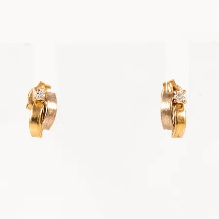 Örhängen i 18K guld med vita stenar. De är 4,5 x 8 mm och väger 0,7g. 