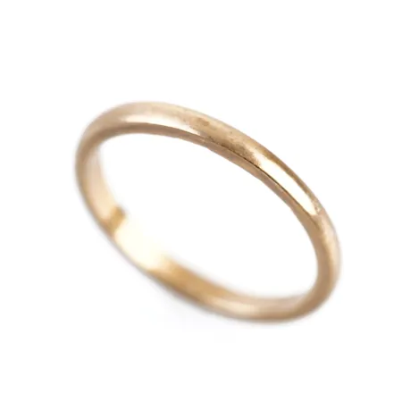 Ring, stl 18½(58), bredd 2,5mm, 18k, sliten gravyr Vikt: 3,4 g