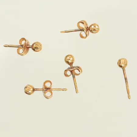 Fem örhängen, ett örhänge saknar snurrebuss, 18K, 0,8g