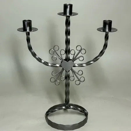 Ljusstake/kandelaber i smide från Dalagruppen, höjd ca 34,5cm