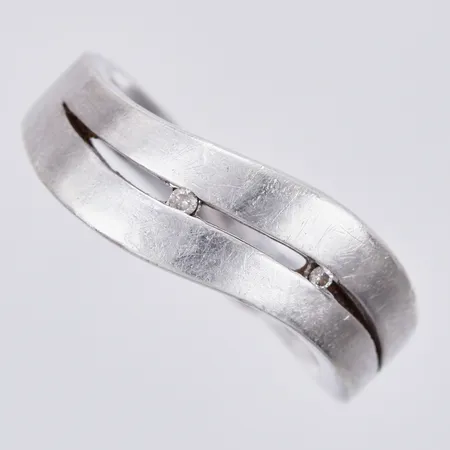 Ring med diamanter 2xca0,01ct stl: 19, 925/1000 silver Vikt: 7,1 g