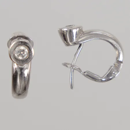 Ett par örhängen med diamanter ca 2x0,10ct, en diamant indikerar på syntet, längd ca 15mm, bredd 5,6mm, italenska stämplar, vitguld 18K,  Vikt: 4,1 g
