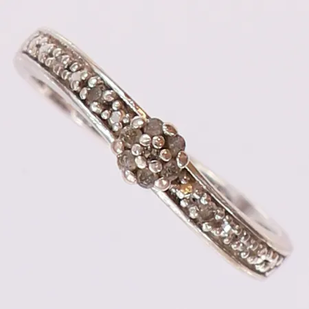 Ring med vita stenar, stl 17¾, gravyr, 925/1000 silver Vikt: 2,8 g