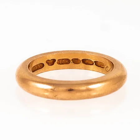 Slät bullig ring i 18K guld. Den är i storlek 18, är 3,7 mm bred, 2,8 mm hög och väger 8,7g. Finska stämplar Q5 (1921). Gravyr (namn och datum). Något vassa kanter invändigt. 