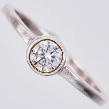 Ring med sten stl: ca 17¾ bredd: ca 2-6mm 925/1000 silver  Vikt: 1,8 g