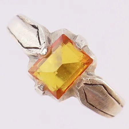 Ring med orange sten, stl 19¼, silver  Vikt: 4 g