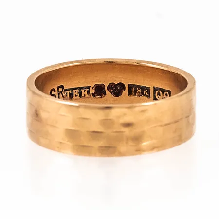 Mönstrad ring i 18K guld. Den är i storlek18, är 6,2 mm bred, 1 mm hög och väger 5,9g. 