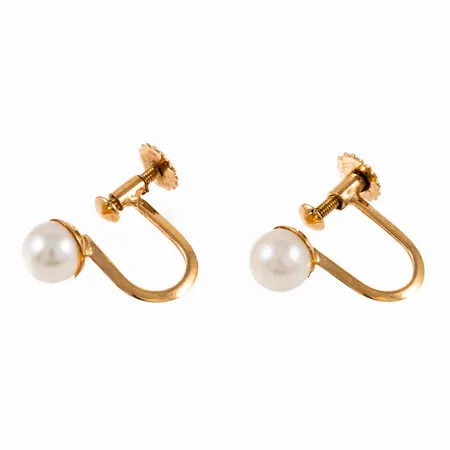 Örhängen (skruvmekanik) i 18K guld med saltvattenodlade vita pärlor Ø 5,5 mm. Vikt: 1,4g. 