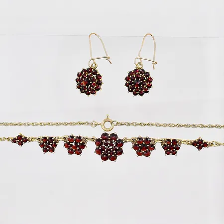 Set collie+örhängen i gulmetall och granater, längd 43cm, örhängen längd 31,5mm, Ø13,5mm Vikt: 12,2 g