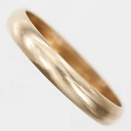 Ring slät med gravyr, stl: 15¾, 14K guld Vikt: 1,8 g