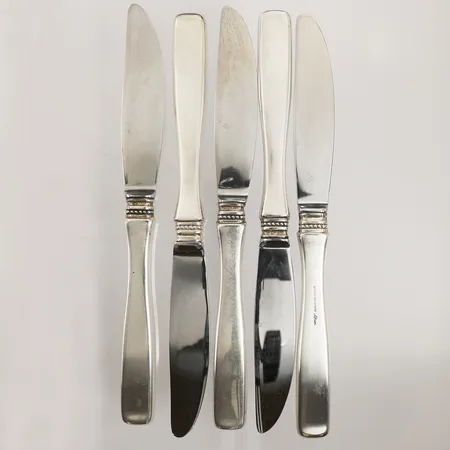 Fem knivar, modell Uppsala, ca 20,5cm, blad i stål, 830/1000 silver Vikt: 338,6 g