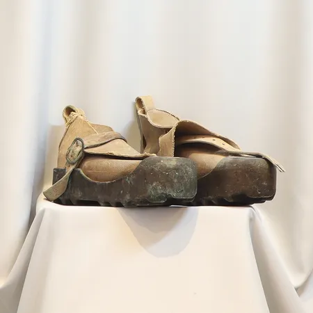 Tyngddykarskor för Sveriges Armé märkta "Tre Kronor" nr. 47 omkring 1900-talets mitt, brons, impregnerad canvas och läder, hårt slitage, längd ca 34 cm  Skickas med postpaket.