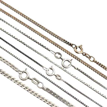 Halskedjor, silver 925/1000, 4 stycken, en med förgyllning, längd 45-50 cm, normalt använt skick  Vikt: 19,3 g