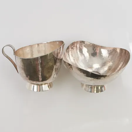 Gräddkanna samt sockerskål, hamrad dekor, Weissenberg Konsthantverk H-J, Uppsala år 1975, 925/1000 silver, 233,6g.