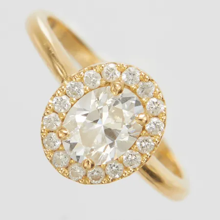 Ring med ovalslipad diamant 1 x ca 0,70ct TW/VS1 laserinskription GIA 1455383885 + briljantslipade diamanter 16 x ca 0,01ct, stl15½, bredd 1,5-9,5mm, 18K Vikt: 2,5 g