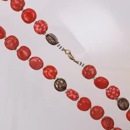 Collier i färglada glaspärlor mot rött ca 100cm bredd ca 15mm, lås i metall