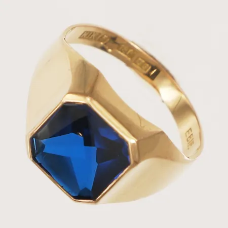 Klackring med blå sten, möjligen syntetisk spinell, stl 21½, bredd 13,4mm, Vitala Guld Ingbert Karlsson, 1970, 18K Vikt: 5,2 g