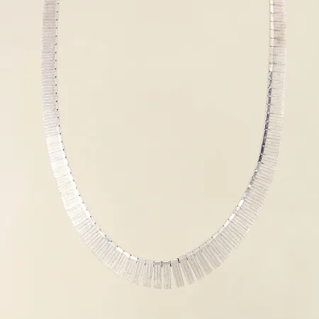 Collier, halvstelt, längd 44cm, bredd 6-13mm, silver 925/1000 Vikt: 24,9 g