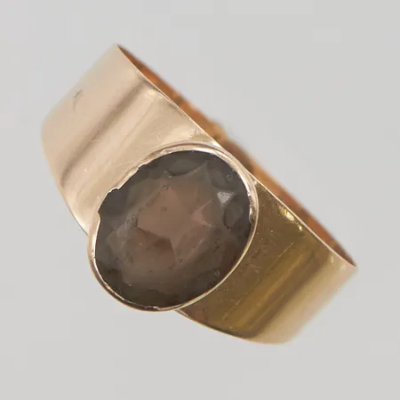 Ring, röd sten, Ø19, bredd: 3,8-10,6mm, slitna facetter på stenen, 14K, 2,5g.