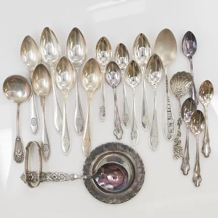 Diverse silver, gravyrer, 830/1000 silver, 329,6g.