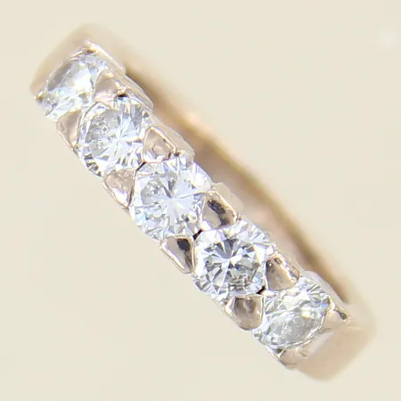 Ring med diamanter 5 x ca 0,20ct, briljantslipade, kvalitet ca W(H)/VS, stl 16, bredd 3-4mm, år 2000, G.Fahlström, vitguld, i behov av omrodiering, skena med mindre repor, gravyr, 18K  Vikt: 6,2 g