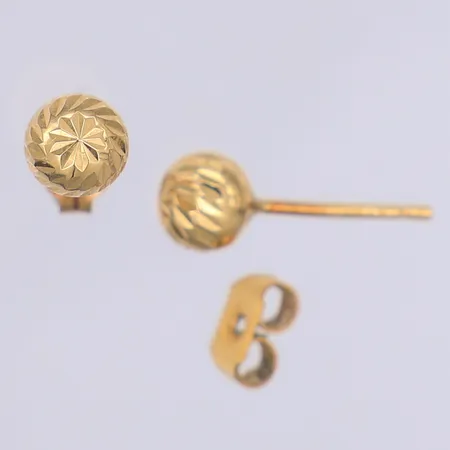 Ett par örhängen 5mm, en stopp i metall, ej med i vikt, 18K Vikt: 0,4 g