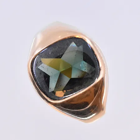 Klackring med grön sten, stl 22½, bredd 5-17 mm, graverad, 23K. Vikt: 9,6 g