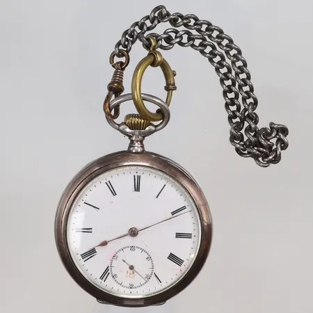 Fickur Omega Ø50mm boett nr. 3795927, obs urtavlan ej märkt och verket är inte märkt och saknar serienummer, möjligen utbytt? omkring år 1900, urtavla med små defekter samt liten spricka, båda boetter i silver 800/1000, kedja ej i silver bruttovikt 109,7g