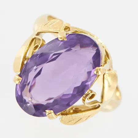 Ring med fasettslipad lila sten, stl 16½, bredd framtill ca 15mm, 18K Vikt: 4,9 g