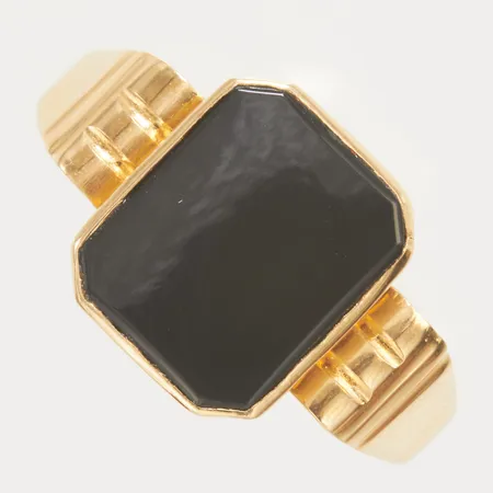 Klackring med onyx stl 19¾, bredd 3-13mm, personlig gravyr, 18K Vikt: 5,2 g