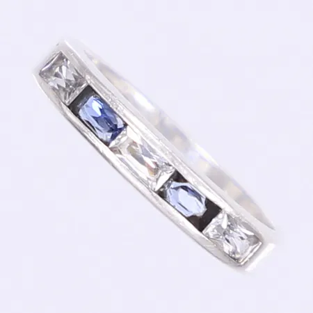 Ring med svarta och vita stenar stl: 17 bredd 2-4mm silver 925/1000 Vikt: 2,5 g