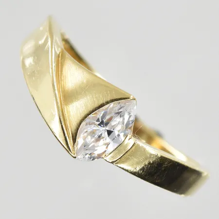 Ring med vit sten stl 19¼, bredd 3-8 mm, 18K. Vikt: 4,6 g