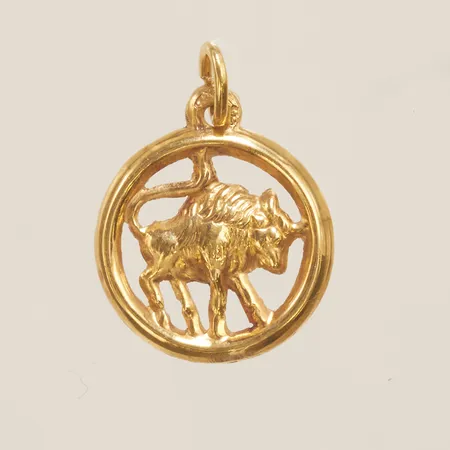 Hänge stjärntecken oxen längd inkl ögla 2cm, Ø13,5mm. mindre defekt på ögla, 14K Vikt: 0,9 g