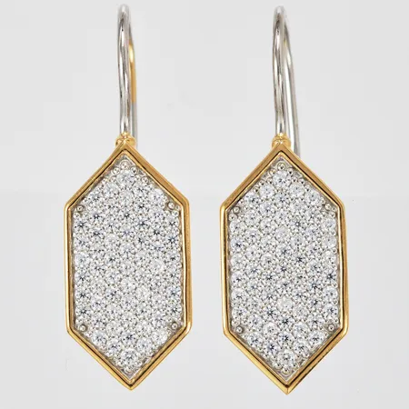 Ett par örhängen med vita stenar längd ca 30mm bredd ca 1-10mm 925/1000 silver Vikt: 3,5 g
