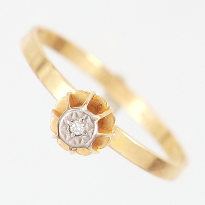 Ring med vit sten stl:15¼, bredd: 1,5-5mm, 18K Vikt: 1 g