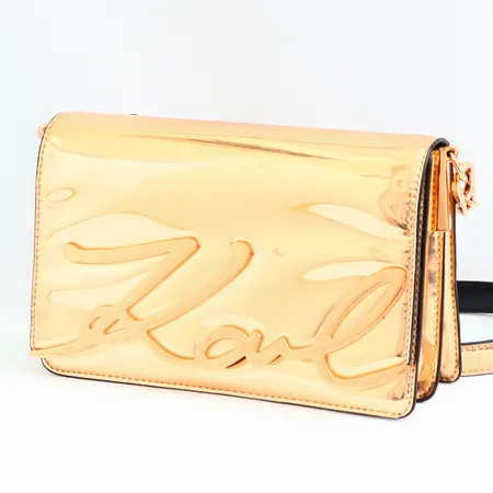 Väska Karl Lagerfeld i metallic rose gold, detaljer i roseguldfinish, 23x15x7 cm , magnetlås, repor på metall, bruksskick