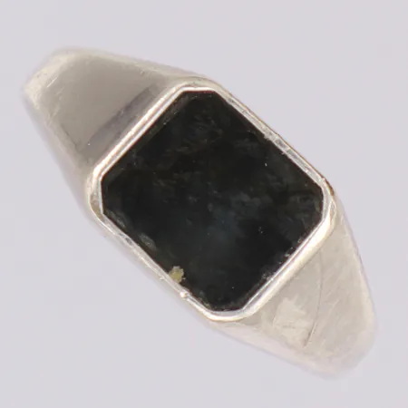 Ring med sten stl:17¾, bredd 9,2mm, GHA, spricka i sten, silver 925/1000 Vikt: 7,1 g