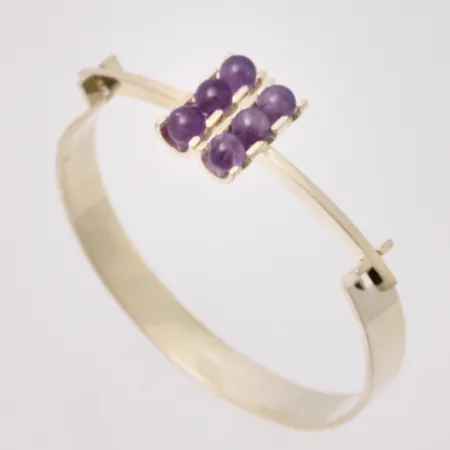 Armring 17,8cm bredd 1,7-17,3mm, 6st Ametister, mått Ø5,6mm, Kupittaan Kulta Oy, Åbo, Finland, silver 925/1000, 22,65g.