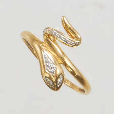 Ring med orm motiv samt diamanter 2 x ca 0,005ct stl 18, bredd 1-15mm, skev, 18K Vikt: 1,6 g