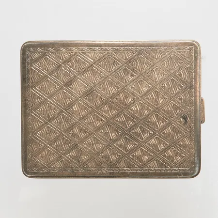 Cigarette etui mått 10cm x 7,5cm x 1cm, signatur på insida, kraftiga missfärgningar, silver 800/1000 Vikt: 153,5 g